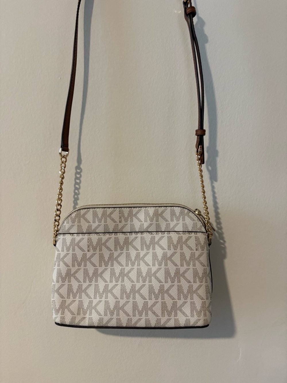 Michael Kors Monogram Crossbody Bag in Vanilla and Brown Cindy Large Dome - Picture 3 of 6